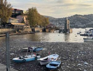 Zonguldak’ta sağanak sonrası derelerden sürüklenen çöpler limanda birikti