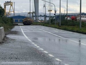 Zonguldak’ta tersaneler bölgesinde dağdan kopan dev kaya yola düştü, yol kapatıldı